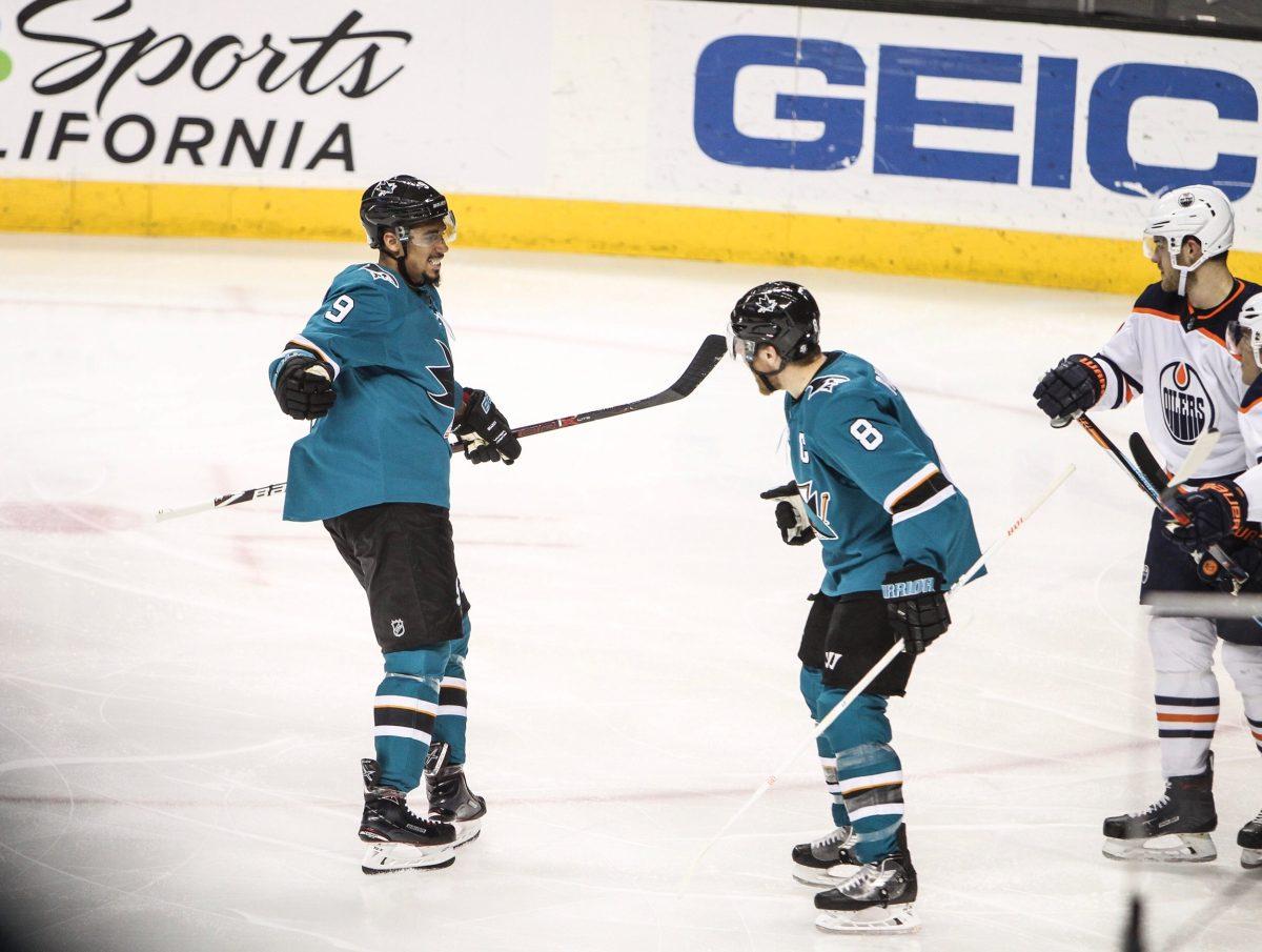 Kane, Pavelski score twice in 8-2 win over Flyers