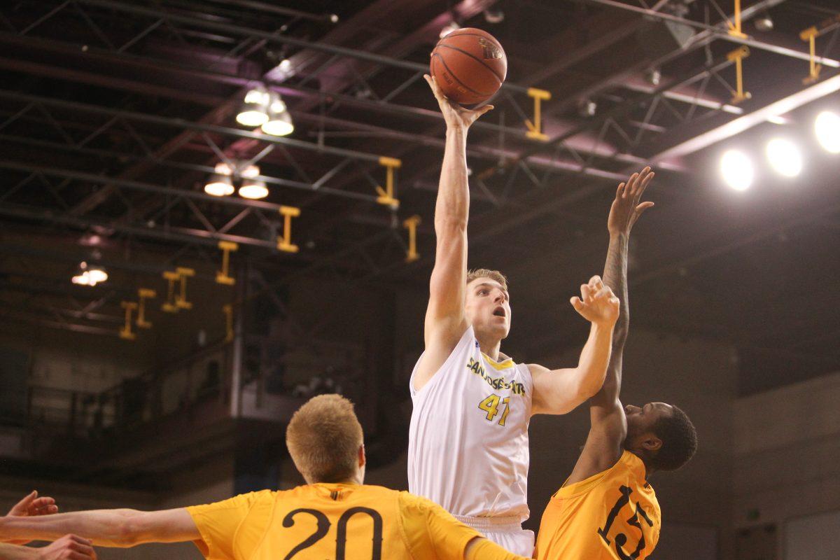 Men&#8217;s hoops hosts Wyoming, second MW victory at stake