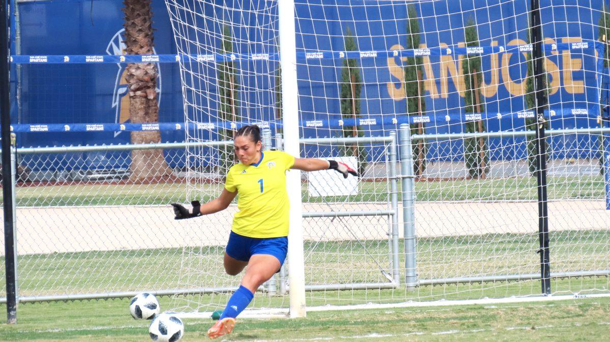 Sophomore goalkeeper Ariana Romero prepares to kick the ball back into play during a home game on Sunday./ Christian Trujano