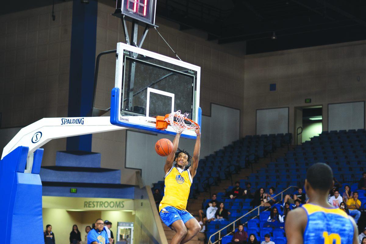 Sophomore guard and forward Seneca Knight dunks the ball during warmups for the men&#8217;s basketball team at the Tip Off Event at the event center Oct. 22. / Jesus Tellitud