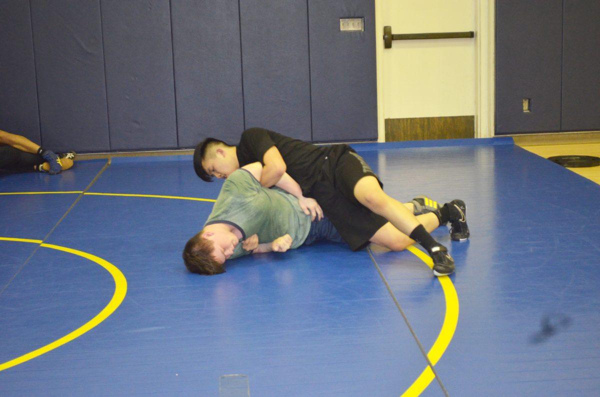 Advertising freshman David Bernstein (bottom) and kinesiology freshman Jose Garcia (top) prepare for competition. / Diana Avila