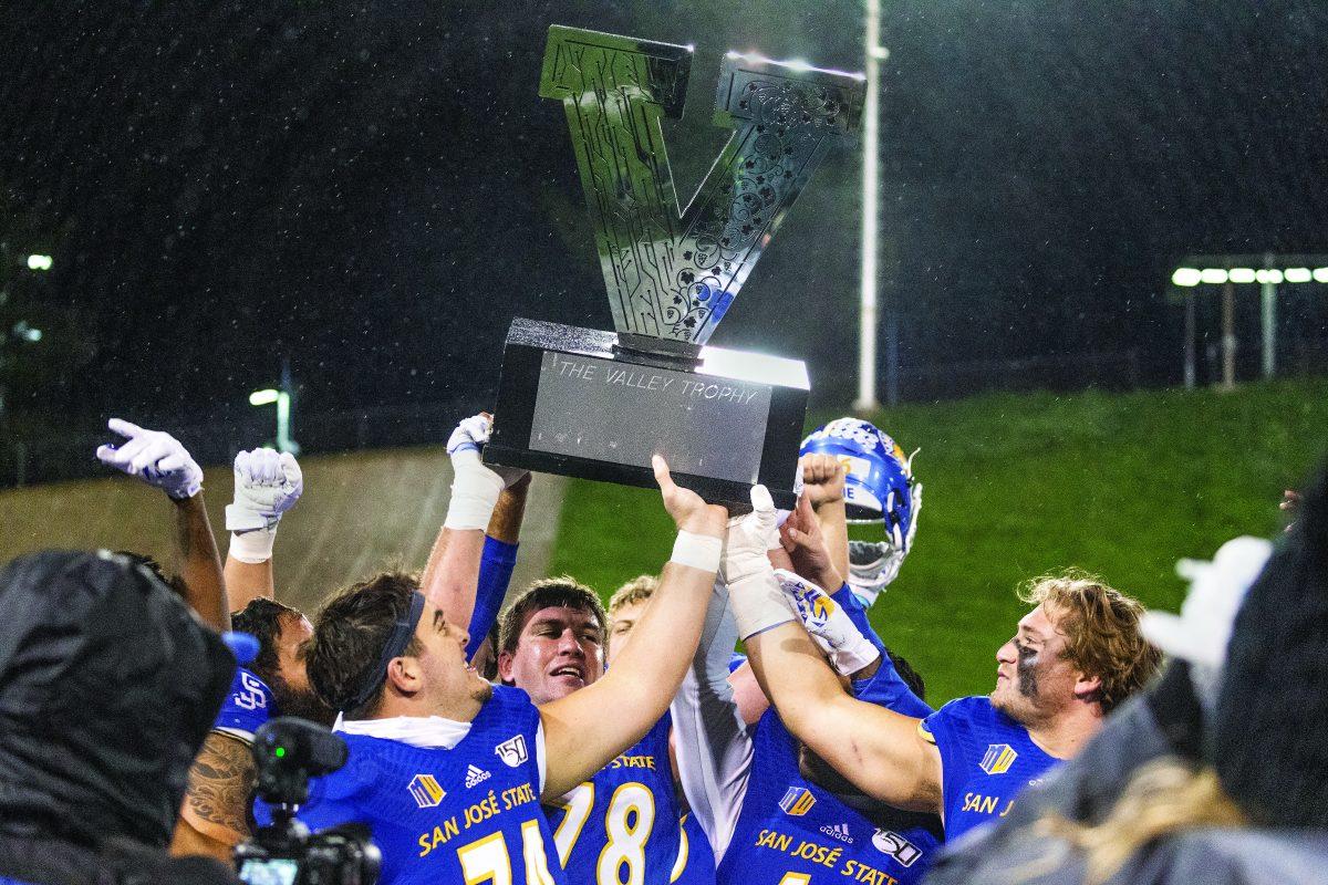 Spartans celebrate defeating rival Fresno State as they lift the Valley Trophy for the first time since 2016, winning it for the fourth time in the trophy&#8217;s history. Photo by Melody Del Rio