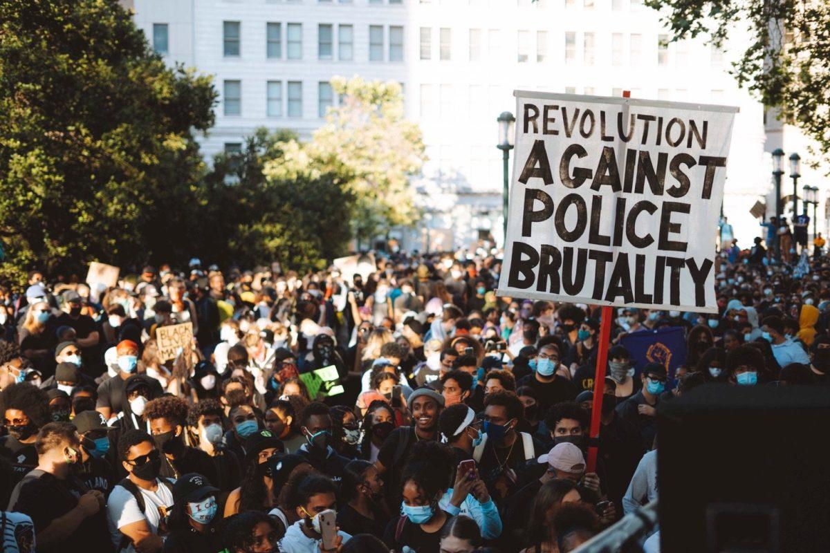 Hundreds of Black Lives Matter advocates gather at Oakland City Hall on Monday to protest. Jesus Tellitud/Spartan Daily.