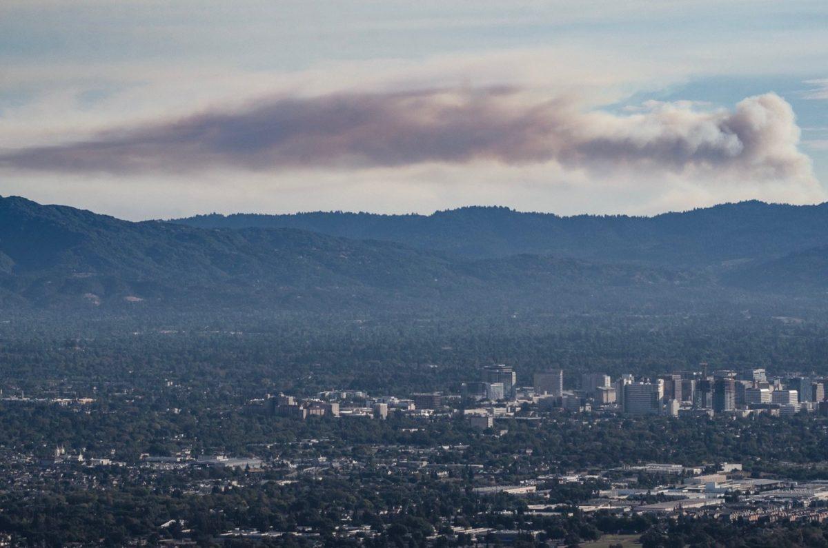 A smoke cloud forms above San Jose on Aug.21 after lightning strikes and low humidity lead to a series of wildfires throughout Northern California that burned thousands of acres. Blue Nguyen/ Spartan Daily