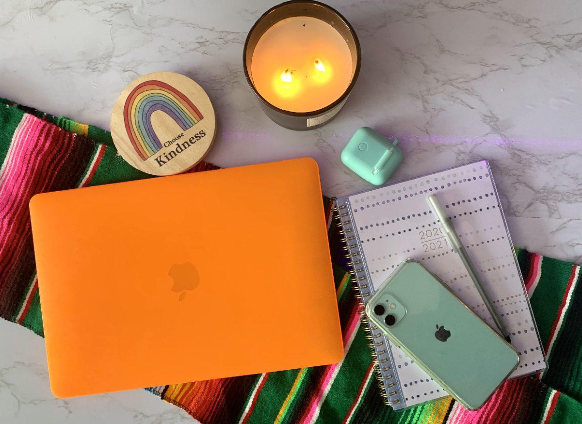 Un escritorio preparado para afrontar el semestre de oto&#241;o completanmente en linea. 