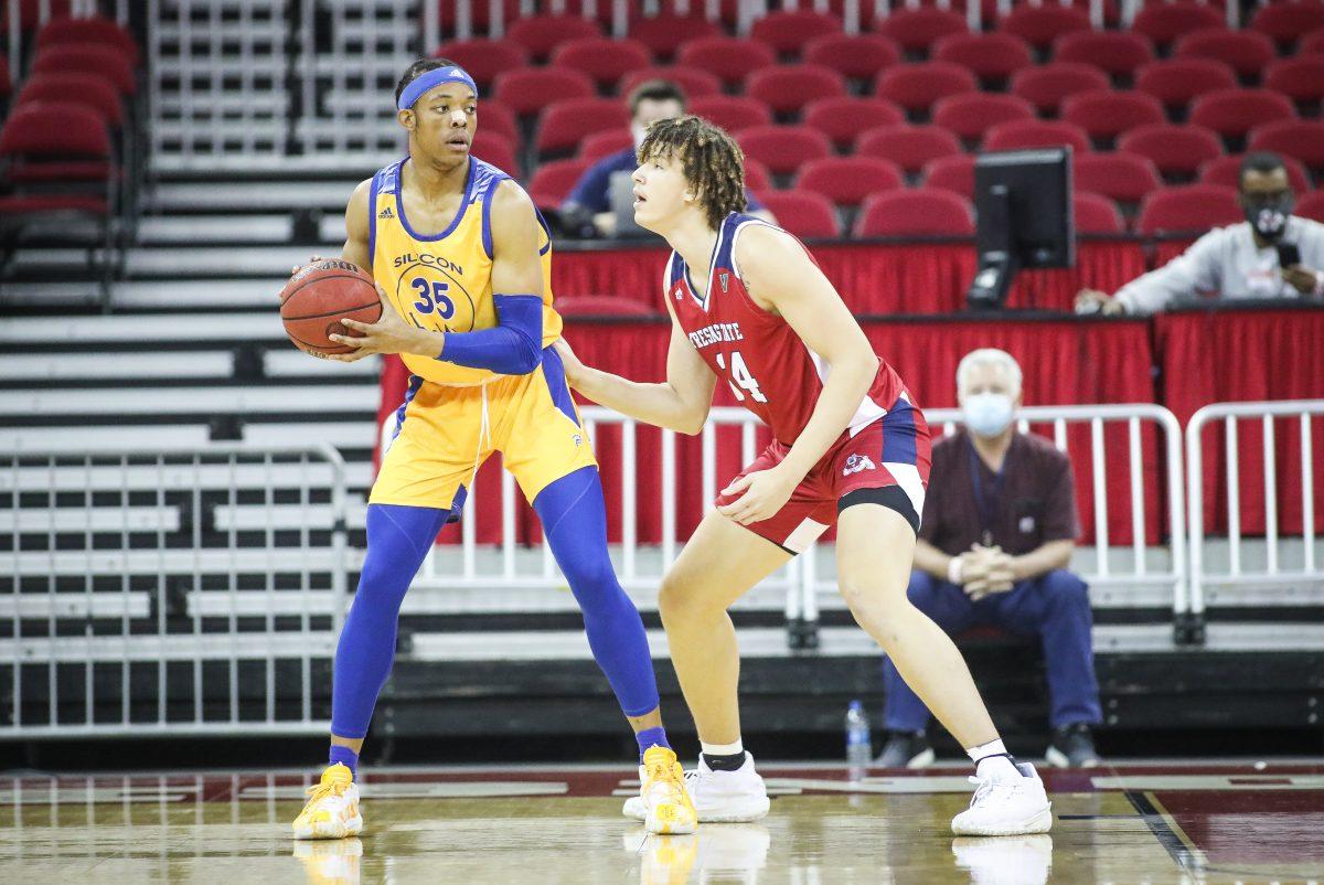 San Jose State men&#8217;s basketball forward Ralph Agee looks to pass the ball against Fresno State in Fresno on Jan. 10.