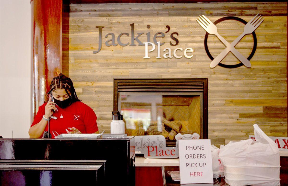 Jackie&#8217;s Place employee, Chynna Abeyta, takes orders through the phone at its Japan Town location. Yami sun | Spartan daily
