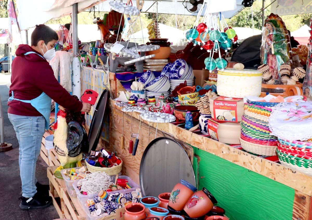Sebastian, hijo de una vendedora de un local familiar donde venden verduras, dulces, y artesan&#237;as mexicanas, actualiza los precios de los productos del negocio en la Pulga. Jovanna Olivares | El Espartano
