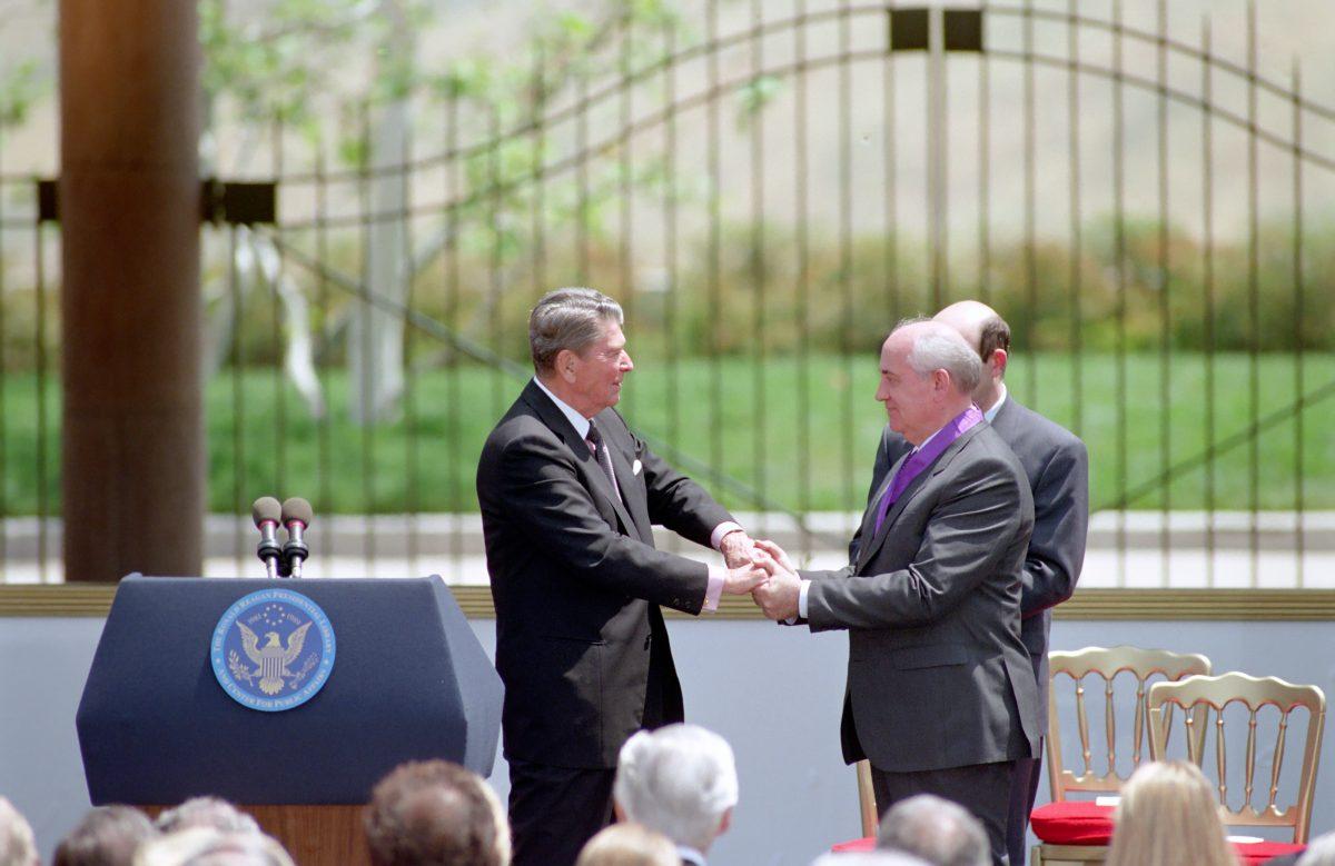 Former president Ronald Reagan (left) gives medal to Mikhal Gorbachev at the Reagan Library on May 4, 1992. Photo by Wikimedia Commons