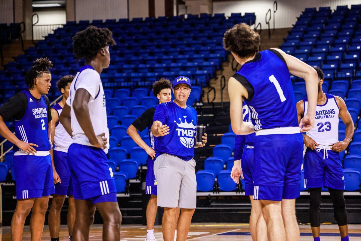 SJSU head coach Tim Miles instructs the Spartans during a preseason practice in October 2022