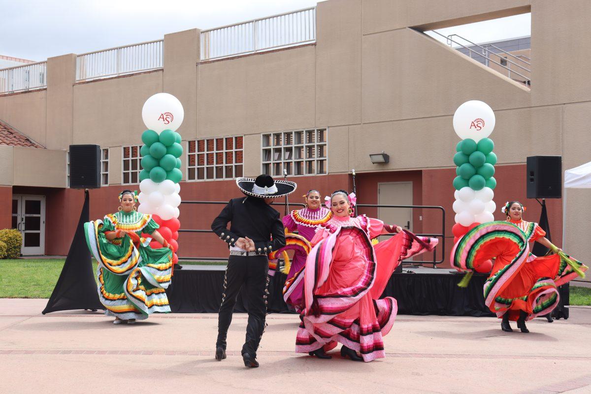 Grupo Folkl&#243;rico Luna y Sol dancers perform in front of the Event Center for El Festival de Independencia on Monday.