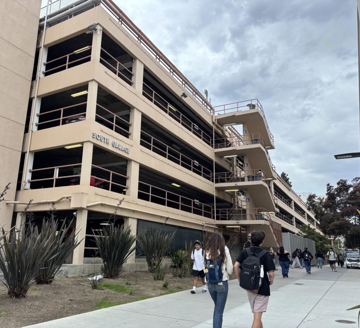 San José State students come and go with conflicting class schedules at South garage near E San Salvador St.