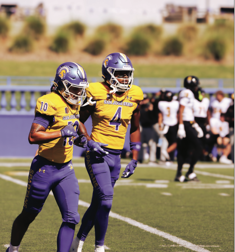 San José State wide receivers Leland Smith (10) and Kyri Shoels (4) jog oﬀ the field.