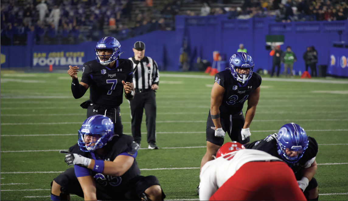 Senior quarterback Xavier Ward prepares for a handoff to sophomore running back Viliami Teu on Saturday.