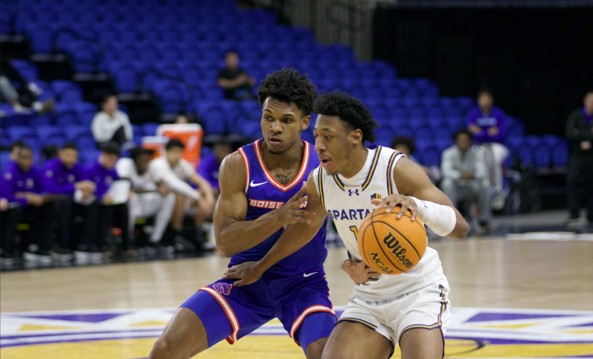 Spartans guard Jermaine Washington (right) drives past Boise State guard Dylan Andrews (left) during San José State’s matchup against the Broncos on Tuesday.