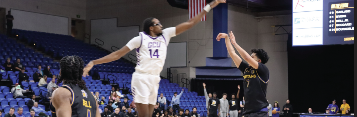 Sophomore guard Pasha Goodarzi (7) shoots a three from the wing over freshman center Dennis Evans during SJSU’s 94–79 loss. SJSU has lost 8 games in a row.