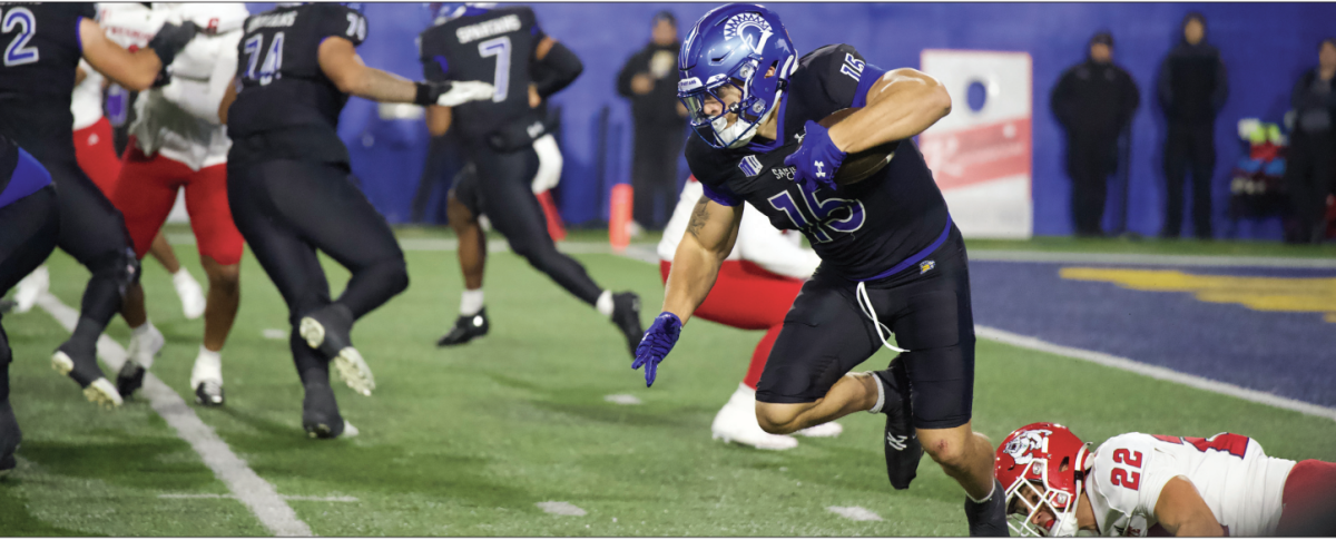 Steve Chavez Soto (15) drives down the fi eld after shedding a Fresno State University lineman. The Spartans lost the Battle for the Valley 41-14 on Nov. 29, 2025.
