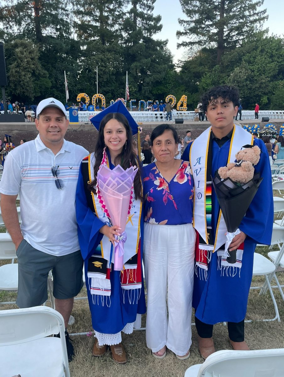 Berenice Torres y su familia en su graduación en Mt. Eden High School en Hayward el 5 de Junio del 2024.